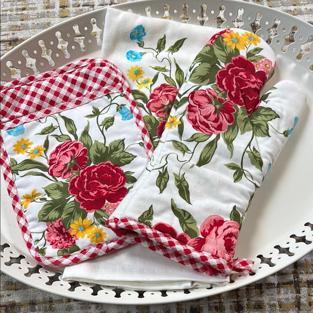 New Pioneer Woman 3 piece kitchen set Floral Oven Mitt,Pot Holder and dish towel